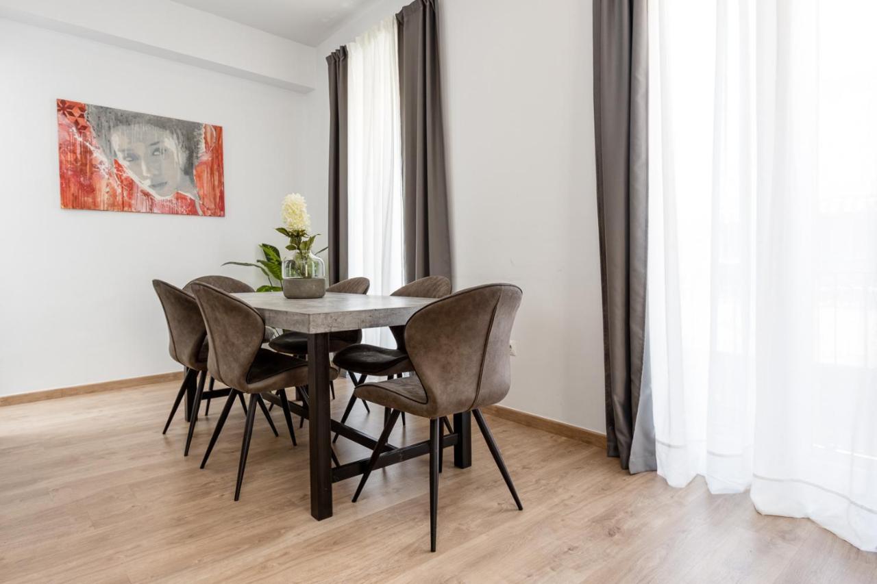 Pinzon Studios & Penthouse Alicante Bagian luar foto