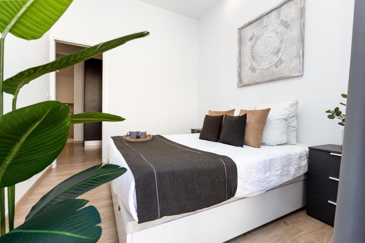 Pinzon Studios & Penthouse Alicante Bagian luar foto