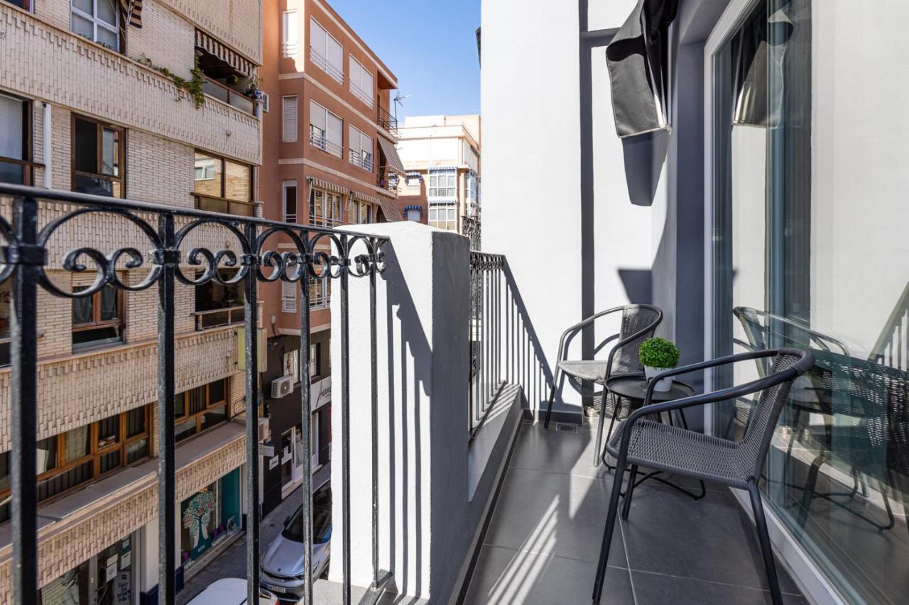Pinzon Studios & Penthouse Alicante Bagian luar foto