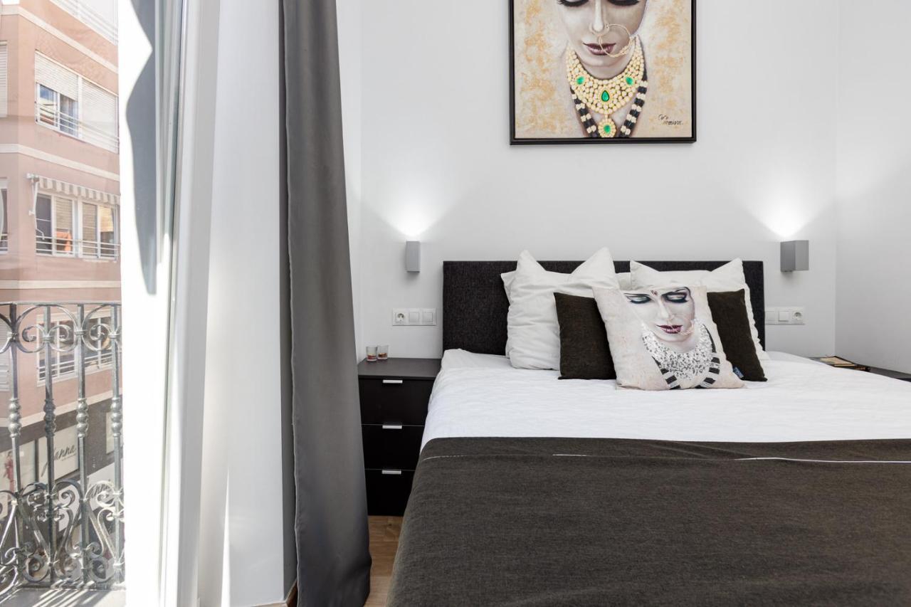 Pinzon Studios & Penthouse Alicante Bagian luar foto
